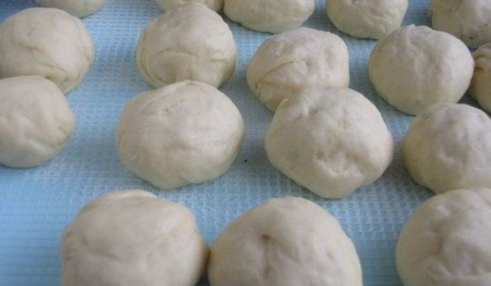 булочки с абрикосовым джемом и миндальными лепестками