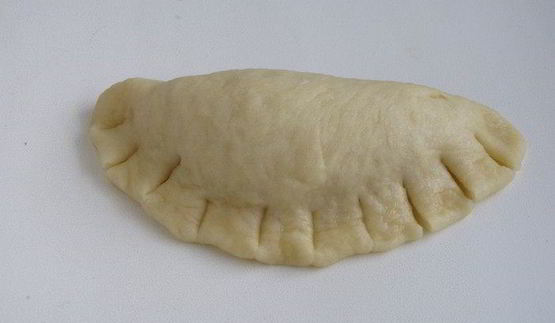 булочки с абрикосовым джемом и миндальными лепестками