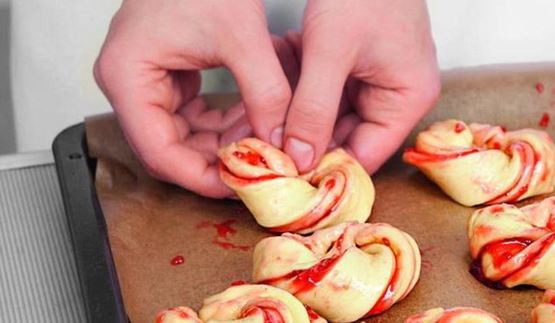 булочки с малиновым джемом