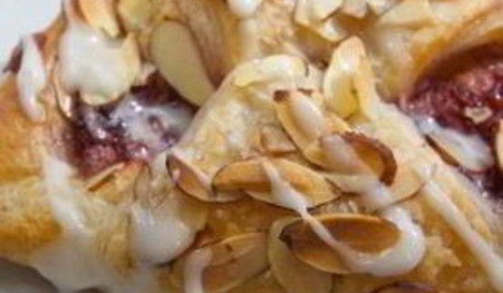 датские булочки с марципаном и джемом