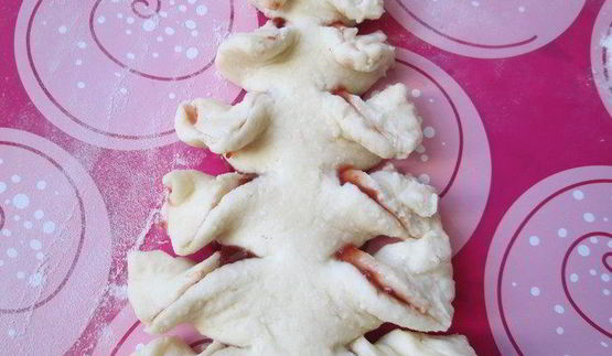 елочка с джемом из творожно-слоеного теста