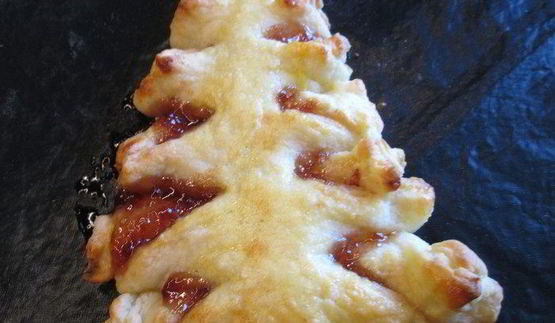 елочка с джемом из творожно-слоеного теста