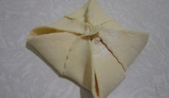 конверты из слоеного теста с творогом и джемом