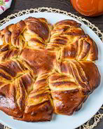 Крученая булка с абрикосовым джемом