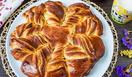 крученая булка с абрикосовым джемом