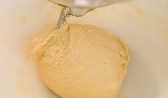 крученая булка с абрикосовым джемом