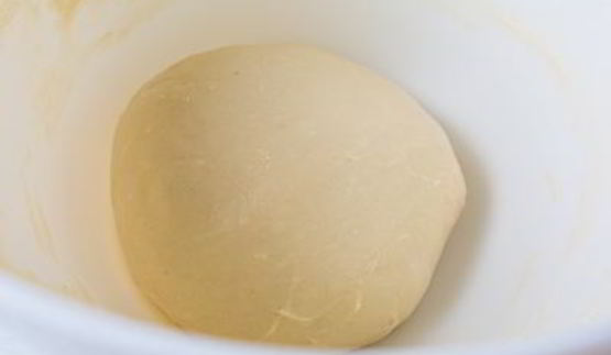 крученая булка с абрикосовым джемом