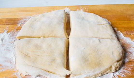 крученая булка с абрикосовым джемом