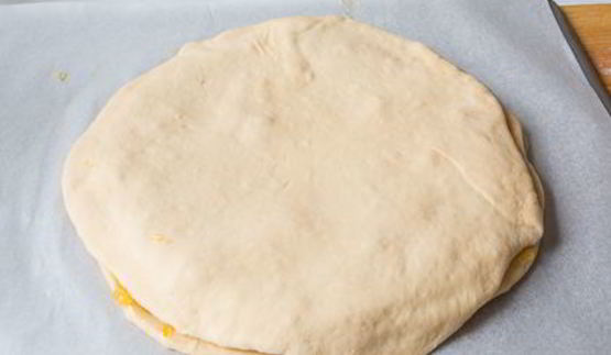 крученая булка с абрикосовым джемом