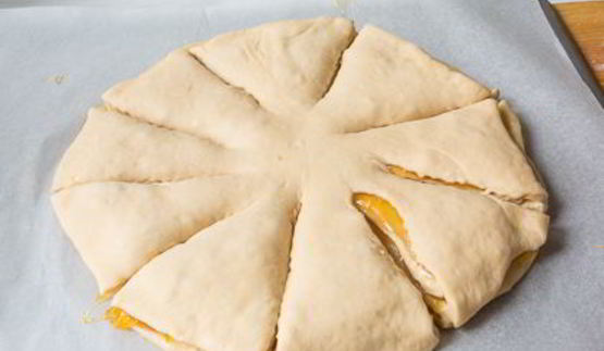 крученая булка с абрикосовым джемом