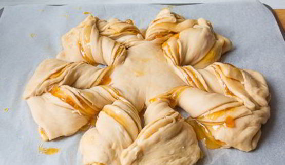 крученая булка с абрикосовым джемом