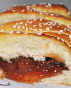 Плетеная булка с яблочным джемом