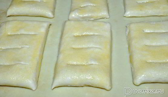 полоски с джемом из слоеного теста