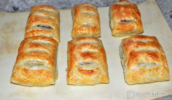 полоски с джемом из слоеного теста