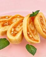 Рулет с джемом и орехами