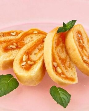 Рулет с джемом и орехами