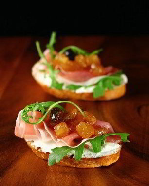 Тосты с сыром, прошутто и инжирным джемом