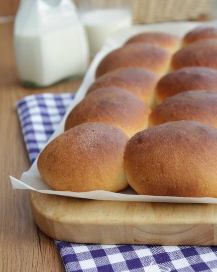 Рецепт ванильных сдобных булочек с джемом