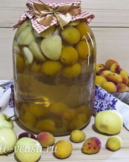 Рецепт компота из абрикосов и яблок на зиму