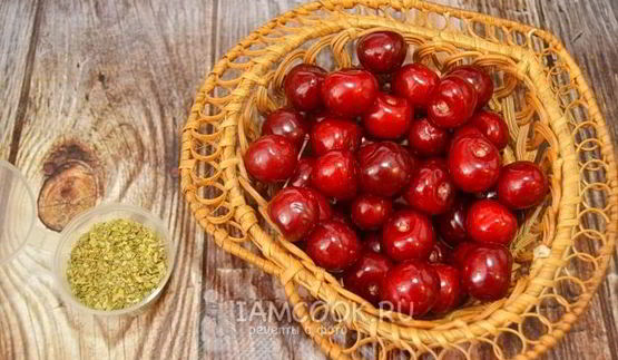 компот из черешни в кастрюле