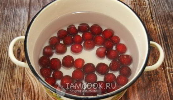 компот из черешни в кастрюле