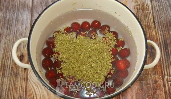 компот из черешни в кастрюле