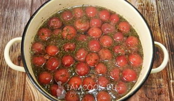 компот из черешни в кастрюле