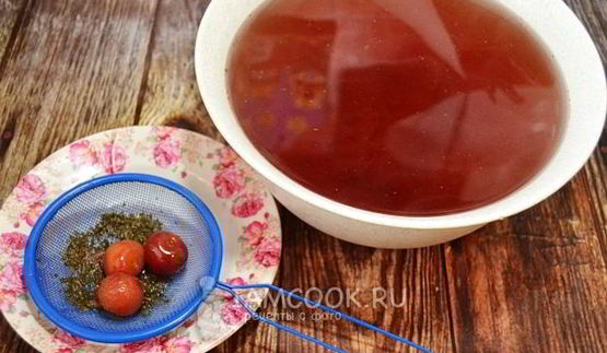 компот из черешни в кастрюле