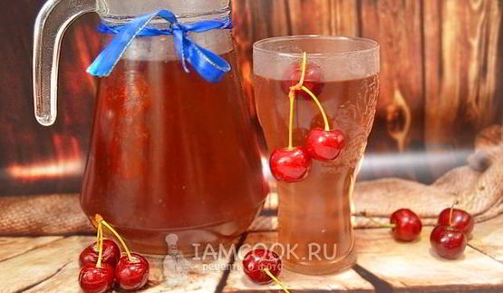 компот из черешни в кастрюле