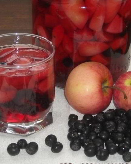 Рецепт компота из черноплодки с яблоками на зиму