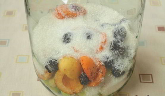 компот из яблок, абрикос и ежевики