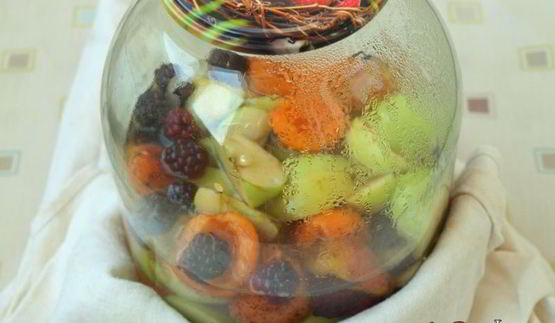 компот из яблок, абрикос и ежевики