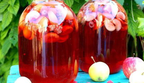 компот из яблок, абрикос и ежевики