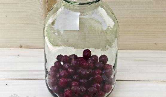 вишневый компот с черной смородиной на зиму