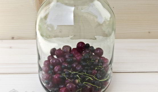 вишневый компот с черной смородиной на зиму