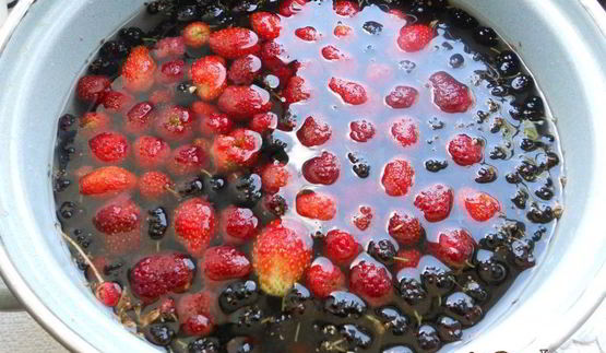 ягодный компот с лимоном