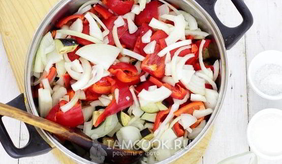 лечо с баклажанами, помидорами и перцем