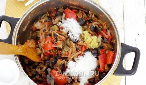 лечо с баклажанами, помидорами и перцем