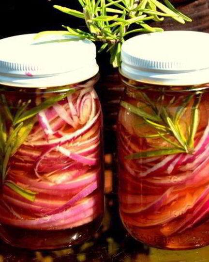 Рецепт розового маринованного лука