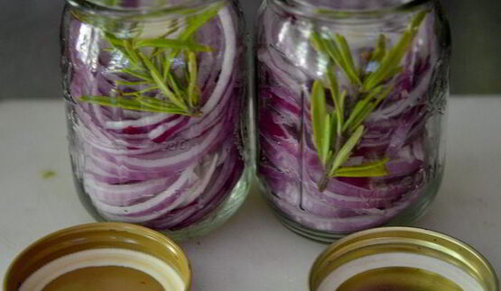 розовый маринованный лук