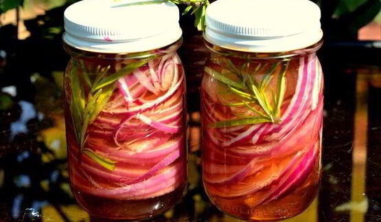 розовый маринованный лук