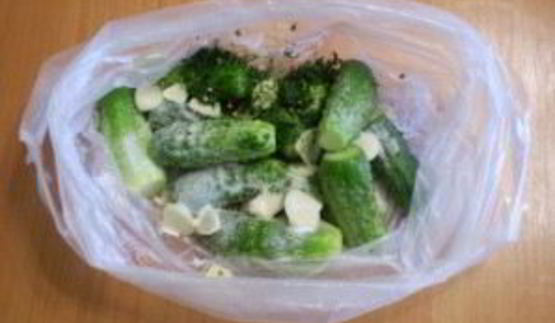 быстрые малосольные огурцы в пакете