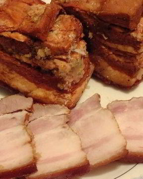 Домашнее сало с чесноком в луковой шелухе