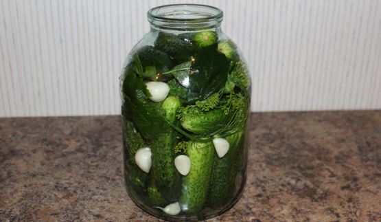 малосольные огурчики горячим способом