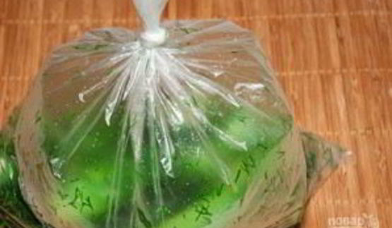 малосольные огурчики в пакете