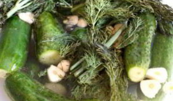 малосольные огурцы на минеральной воде