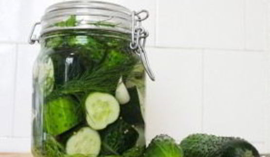 малосольные огурцы на минеральной воде