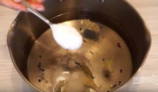 малосольные огурцы в банке