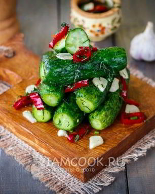 Малосольные огурцы в пакете с чесноком