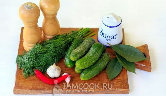 малосольные огурцы в пакете с чесноком